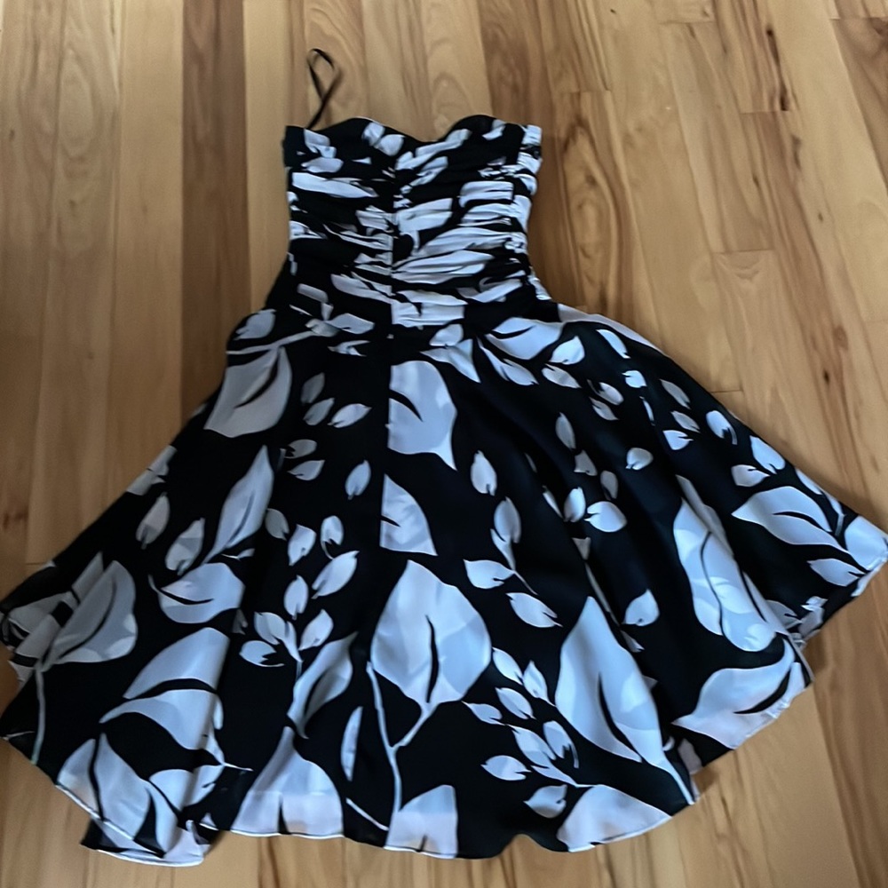 White House Black Market Ruffled Dress. - Picture 5 of 5